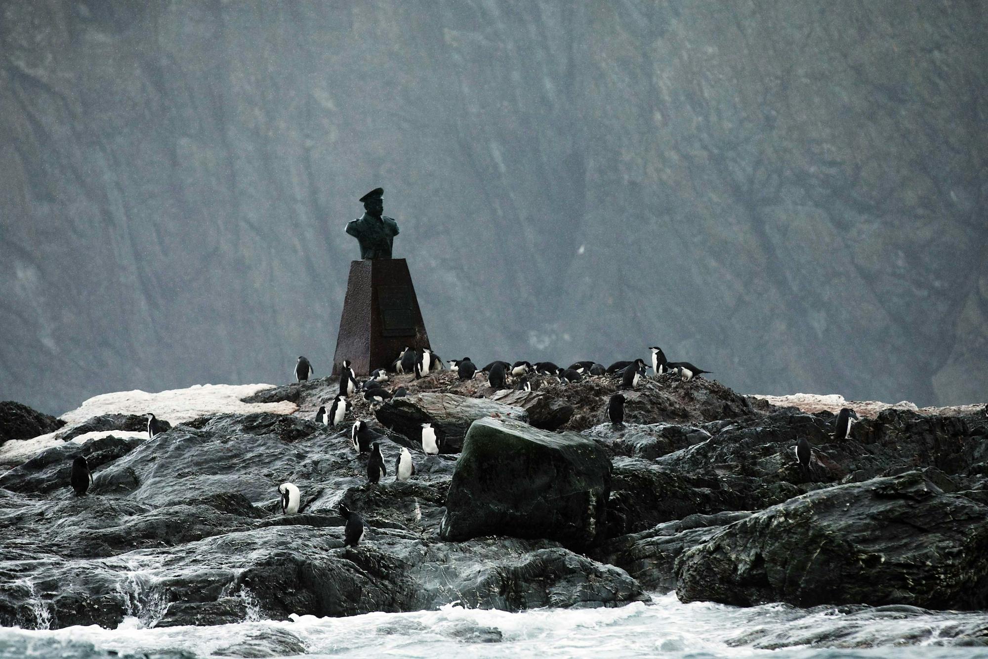 Busto di Piloto Pardo, Elephant island - Isole Shetland Meridionali ©discover.silversea.com