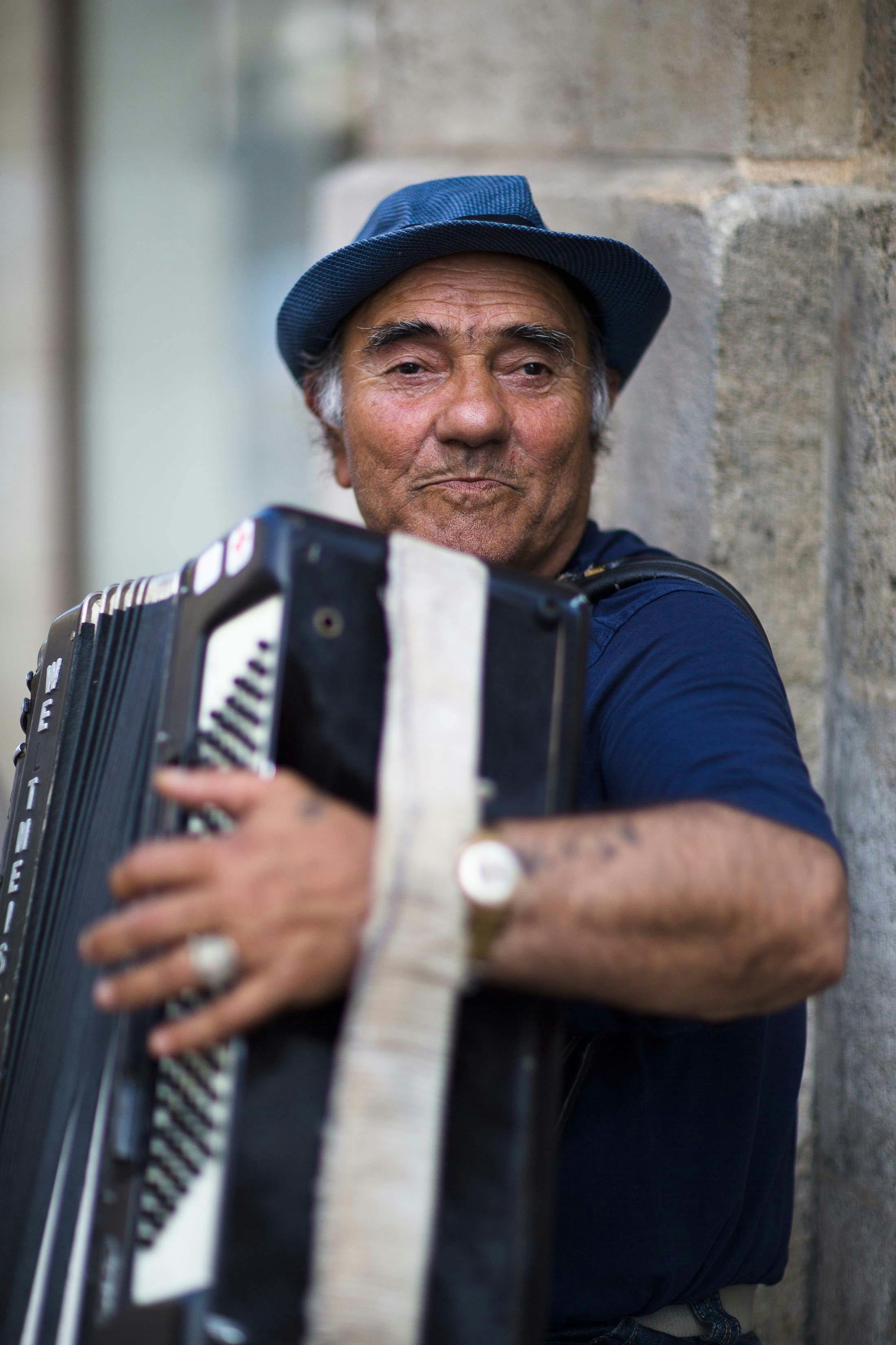 Accordion musician in Bordeaux, France
