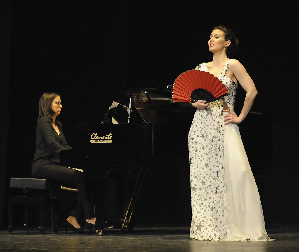 Inés de Arvizu performing accompanied by piano